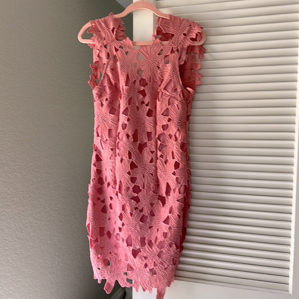 Cocktail dress with floral cutouts. Dusty pink color size Small.